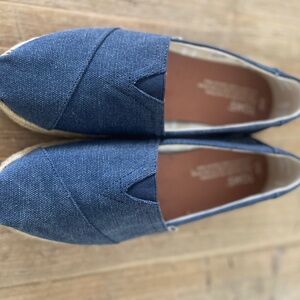 NWOT Toms espadrilles blue size 6